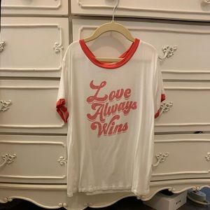 Super cute graphic t-shirt!